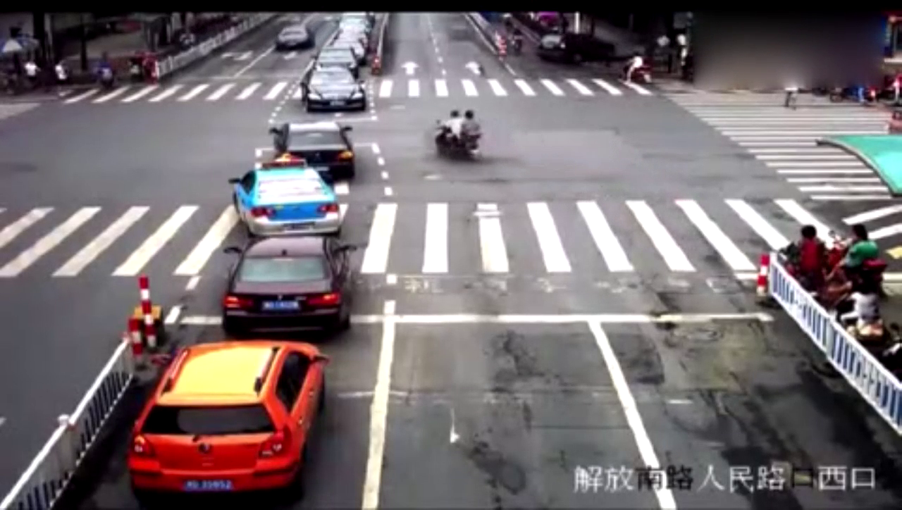 电动车2秒都不愿等，肆意闯红灯，凄惨结局早已注定！