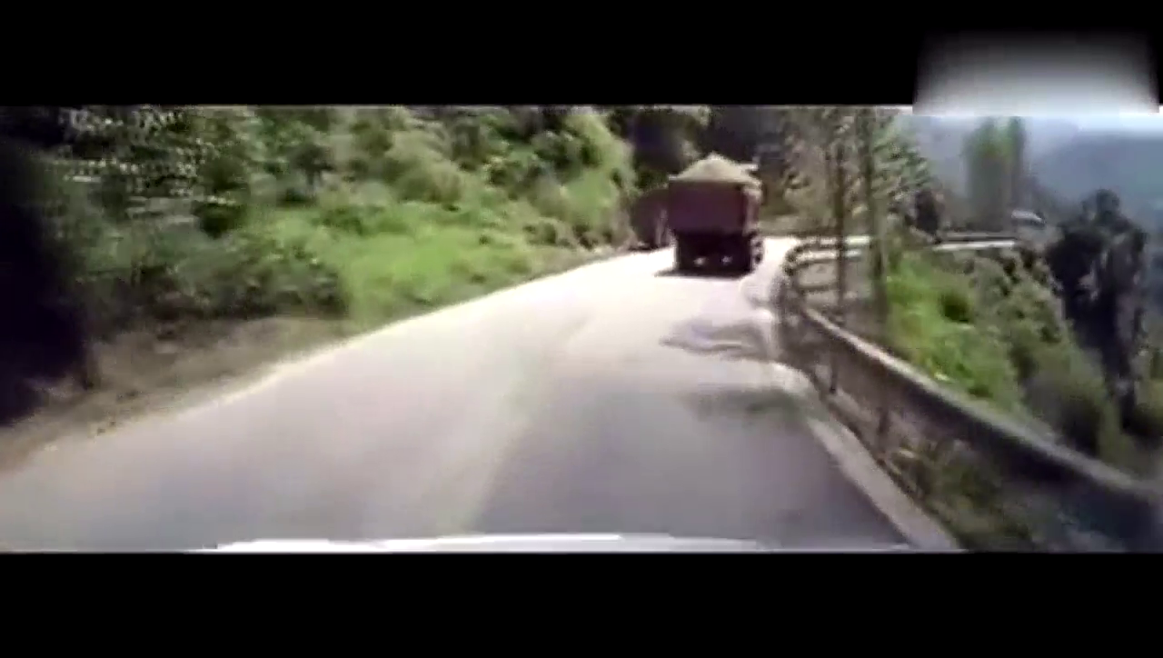 卡车超载，山路转弯失控，滚下山崖