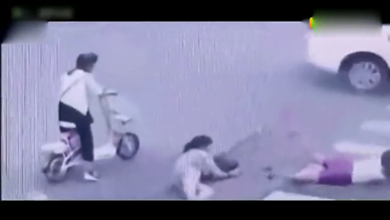 2电动车女生逆行还闯红灯，以为所有车都不敢撞，监控拍下可怕3秒