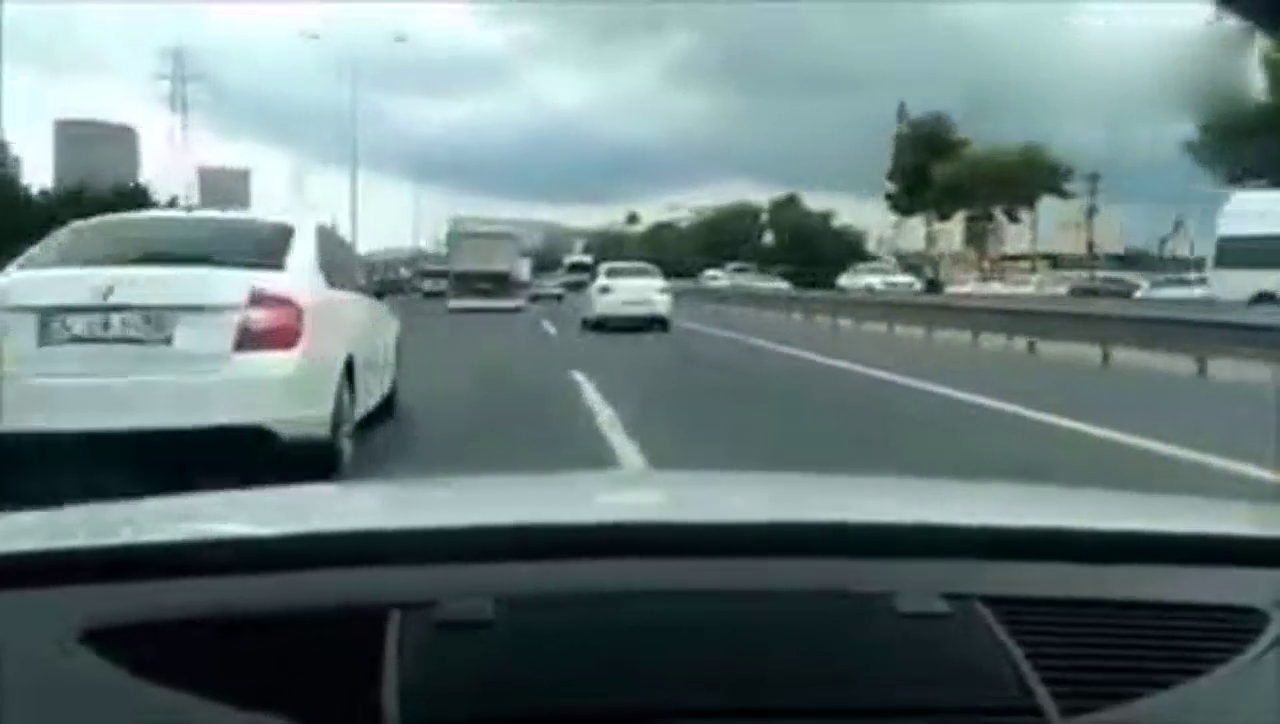 跑车路上急速狂飙，每超越一辆车，后车一定会骂一句