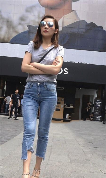 路人街拍, 紧身牛仔裤显“三角洲”, 女神范美女