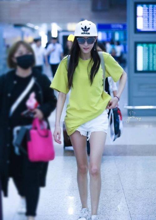 迪丽热巴和乔欣机场秀美腿谁更胜一筹? 两人谁的身材更好一些