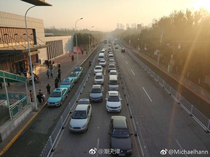 曹庄地铁站出口马路加装护栏后更堵了