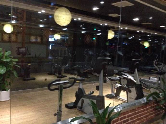 注玩手机误入女浴室,女子:赔偿1000元才可以!