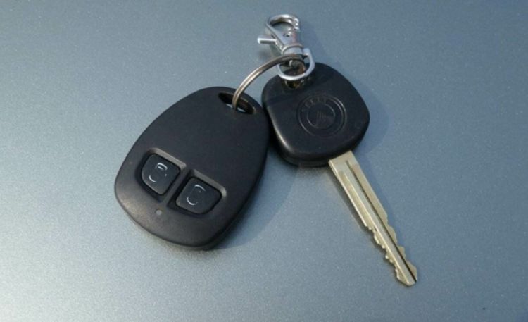 一键启动的车钥匙没电怎么办?老司机说,有多种