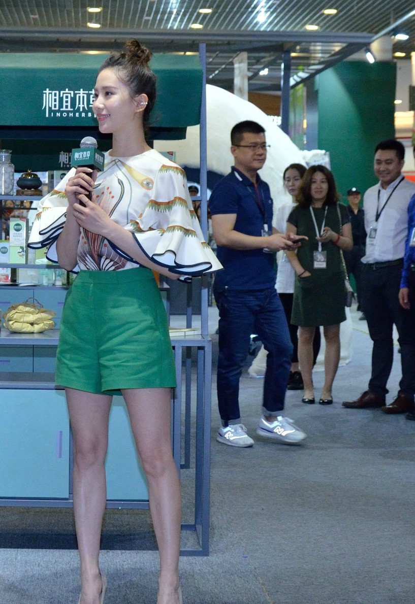 刘诗诗现身上海某活动现场,网友,怎么没带吴奇隆送的鸽子蛋钻戒