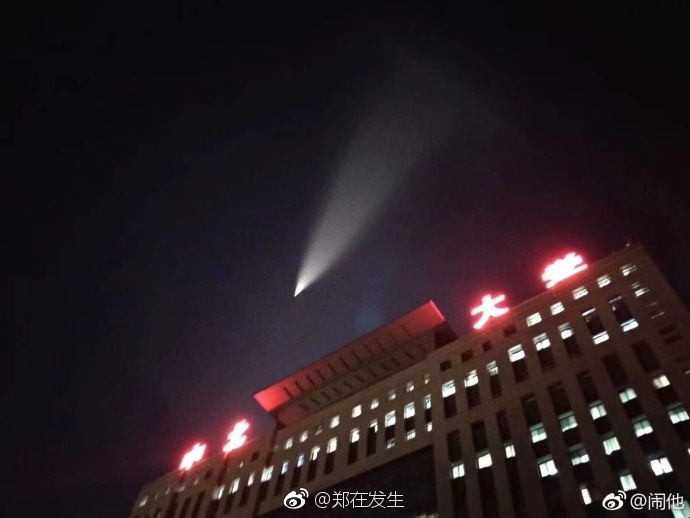 多地区天空上出现不明飞行物 466f-fzrwiaz0779603.jpg
