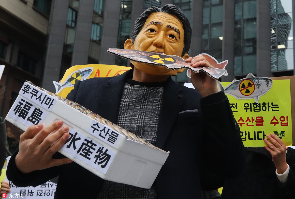 韩国民众在日使馆前示威 恶搞安倍抗议进口福岛水产