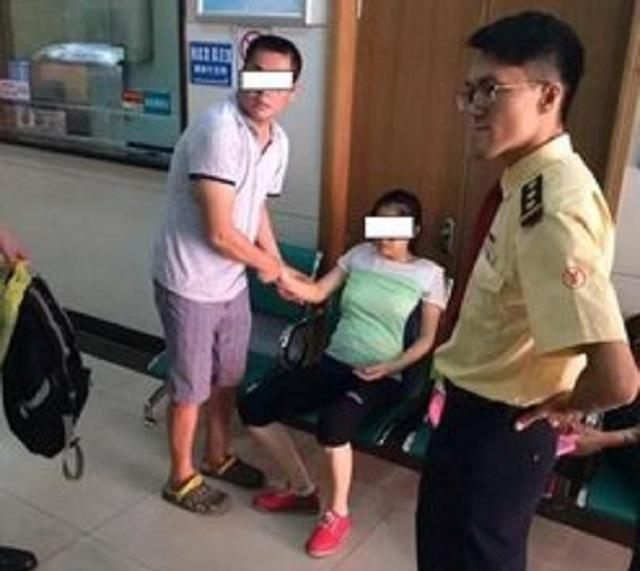 胎儿在肚子里不舒服时,孕妈会有2种感觉,别不