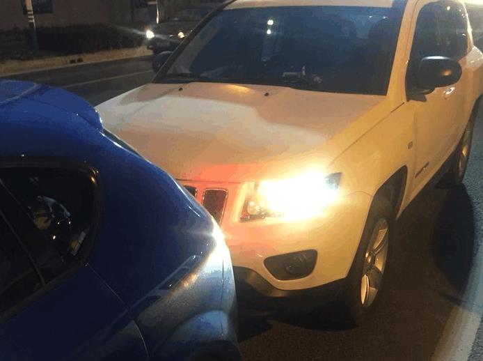 指南者等红绿灯追尾西雅特,看到两车结果后,交警都忍不住笑了