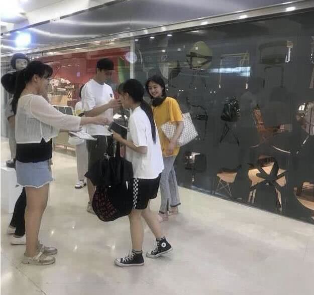 郑爽新男友张恒发微博晒出正面照，网友:颜值碾压前几任男友!