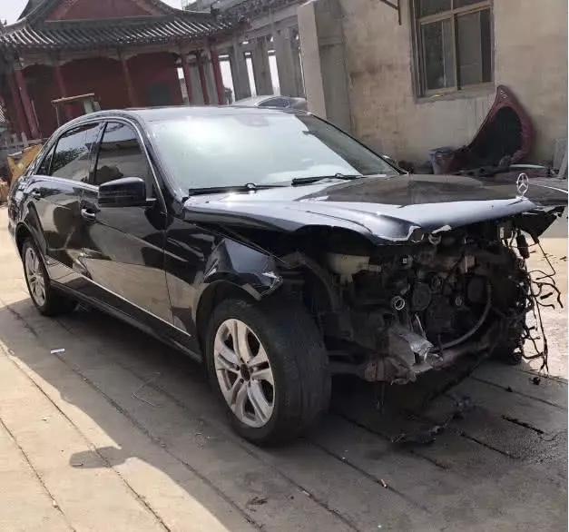 奔驰e300撞车图片高清,奔驰e300追尾图片 奔驰e300加完油就撞报废,原来加的98号,加油站:自找的