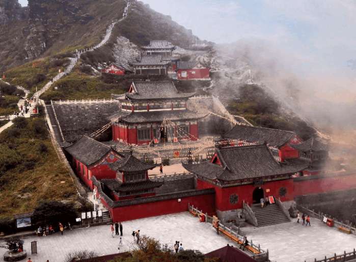 中国最惊险寺庙:建在近2500米的悬崖顶上,只有胆大的
