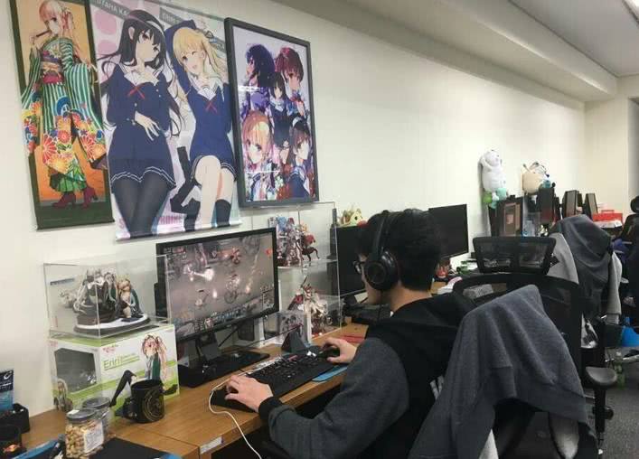 rng卡萨被女粉包围,台湾网友羡慕不已:rng太太