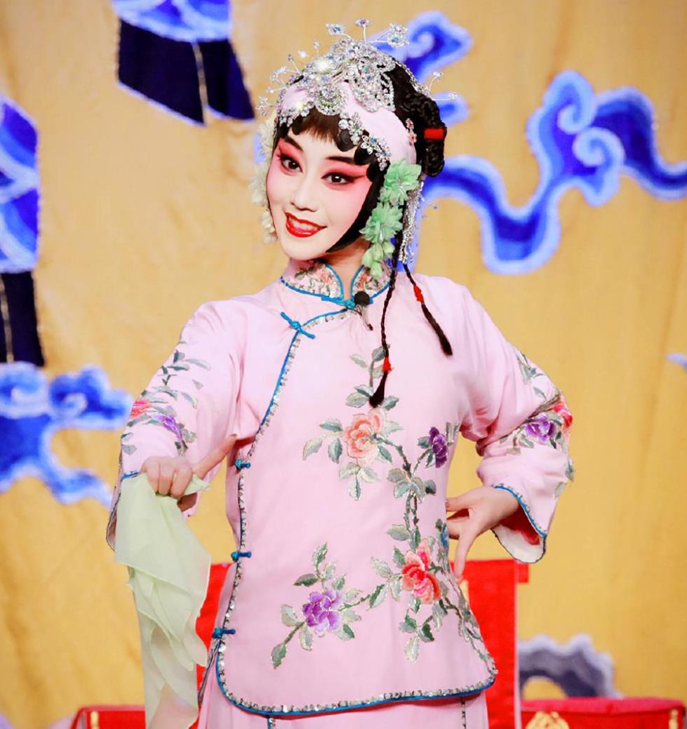 玩抖音唱京剧花旦王梦婷不走寻常路 与德云社郭德纲合作一炮而红