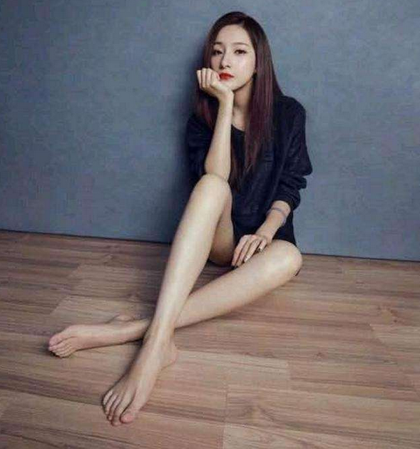 央视最美女主播，曾经走秀内裤险些滑落，她说：正常，谁爱看就看