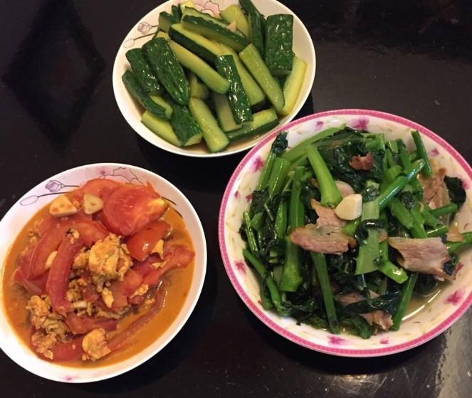 妈妈专程从乡下来到我工作的地方给我做饭, 真是幸福