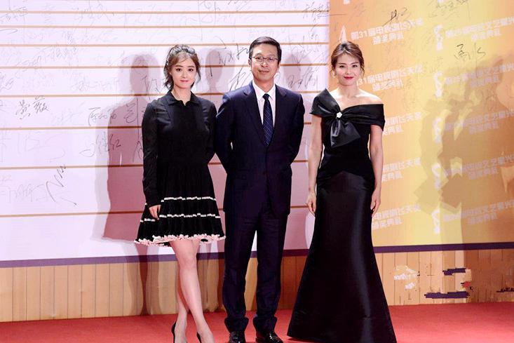 35岁蒋欣终于穿对了，黑色百褶裙优雅俏皮，同台刘涛都没输！