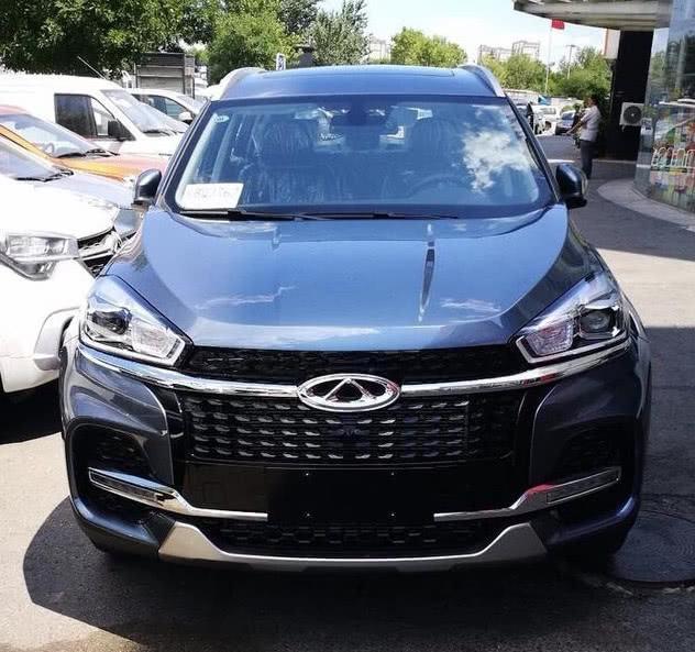 偶遇钛金灰色瑞虎8,帅到掉渣,看着很有豪车范