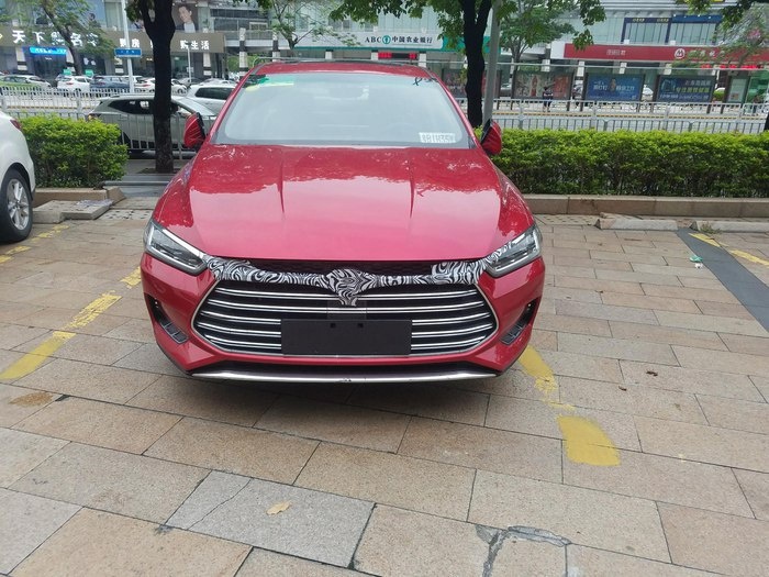 路遇红色比亚迪秦Pro,再看看街头的白色新一代