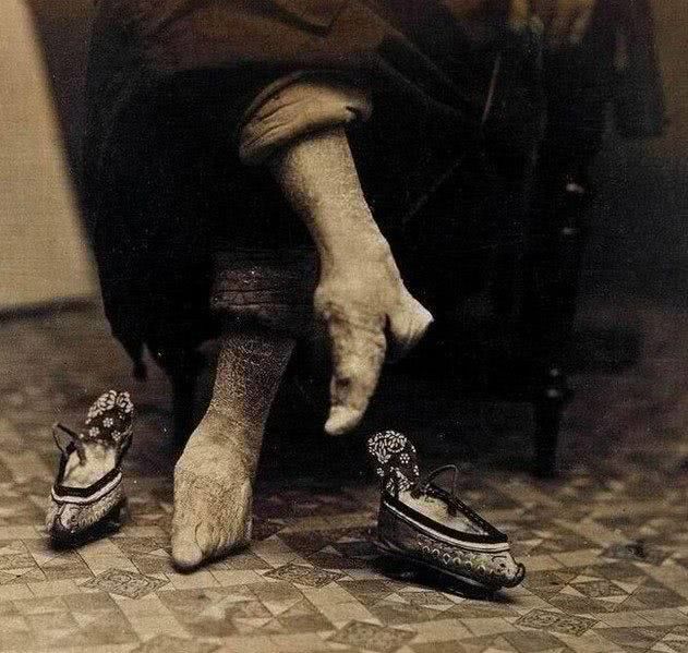 清朝最恐怖的老照片畸形裹脚妇女慈禧出殡画面太诡异