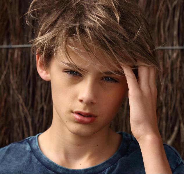 年仅13岁的他,靠着深邃五官和水蓝色电眼,一举