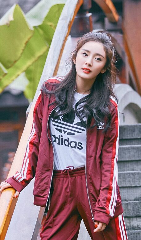 本以为迪丽热巴的运动装已经够美了,直到看见