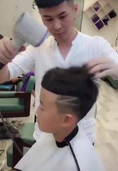 长相清秀的小男孩去剪头发,理发师给他剪了一个圆润的