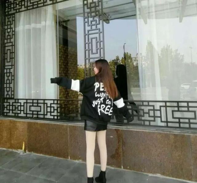 万能的连裤袜，黑色和肤色冬天究竟哪个更百搭？