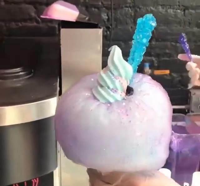 小伙子卖“棉花糖冰淇淋”,10元一个,小店经常被人围满!