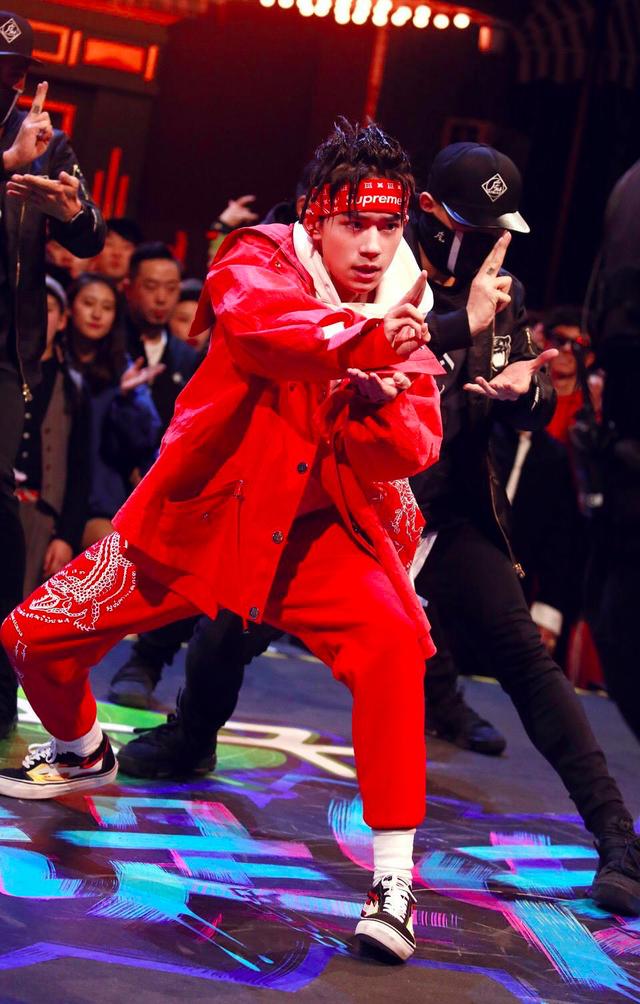 这就是街舞又乌龙,易烊千玺名字打成罗