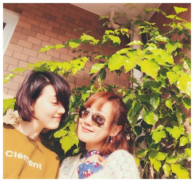 她是唐嫣伴娘,薛佳凝发小,采访胡歌时毫不客气