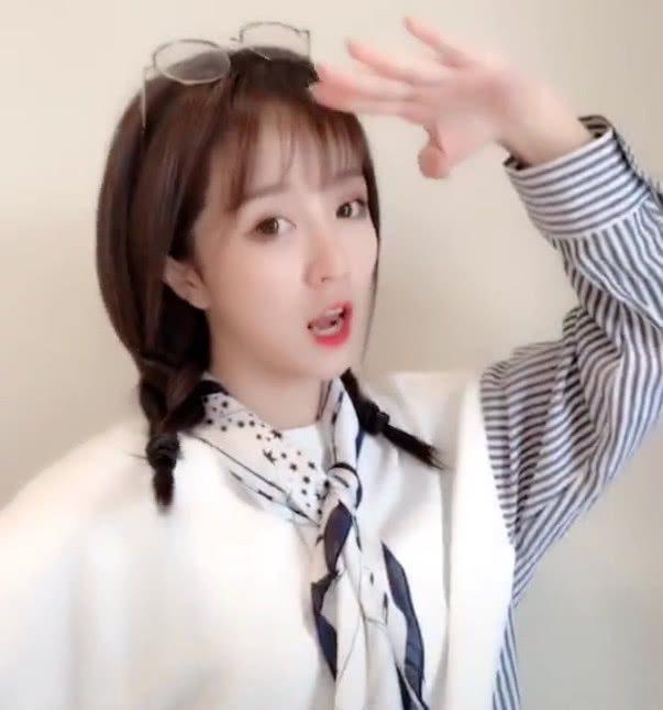 莉哥代表抖音采访uzi，现场一度十分尴尬，网友：放过uzi吧