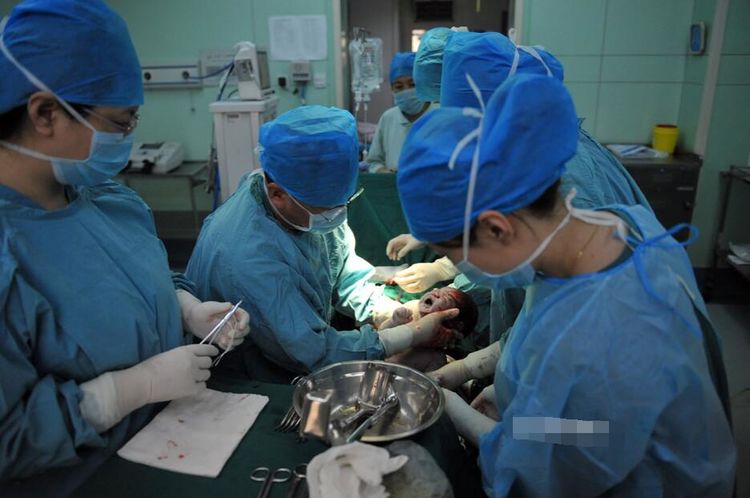 年轻宝妈怀二胎,九个月时肚子疼就医,剖开肚皮