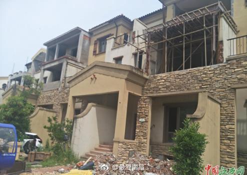 南昌保利高尔夫小区违建严重 有人填湖盖违建