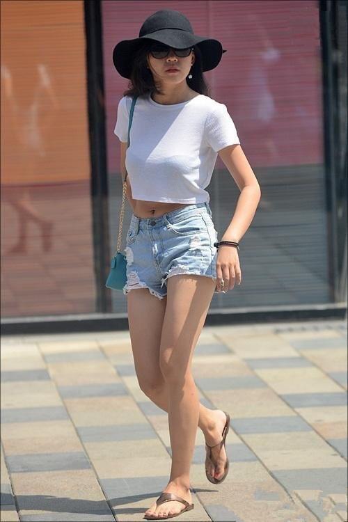 街拍精品:街头美女露脐装大比拼