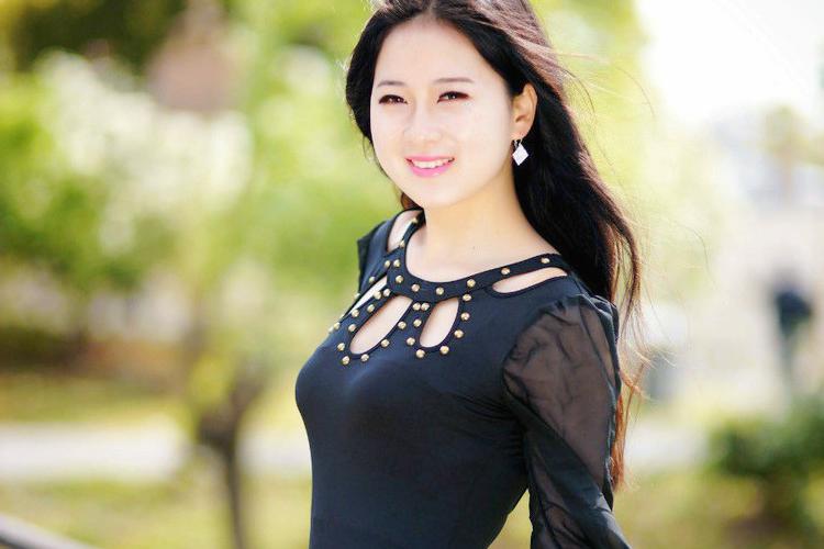 阳光下一个笑容满面的可爱淑女姑娘