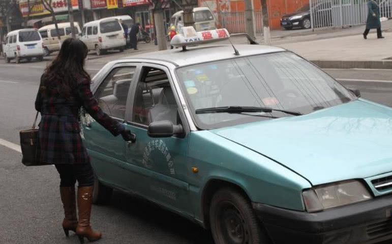 火车站附近打不到滴滴车,很多人却不愿坐出租车?网友回复真相了