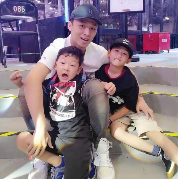 郑爽新男友张恒发微博晒出正面照,网友:颜值碾