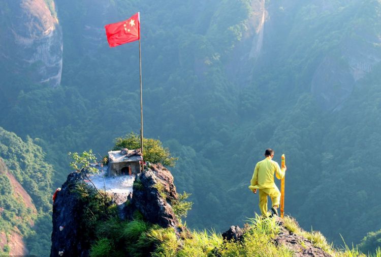 湖南:男子以替人烧龙头香为职业,恐高者或胆