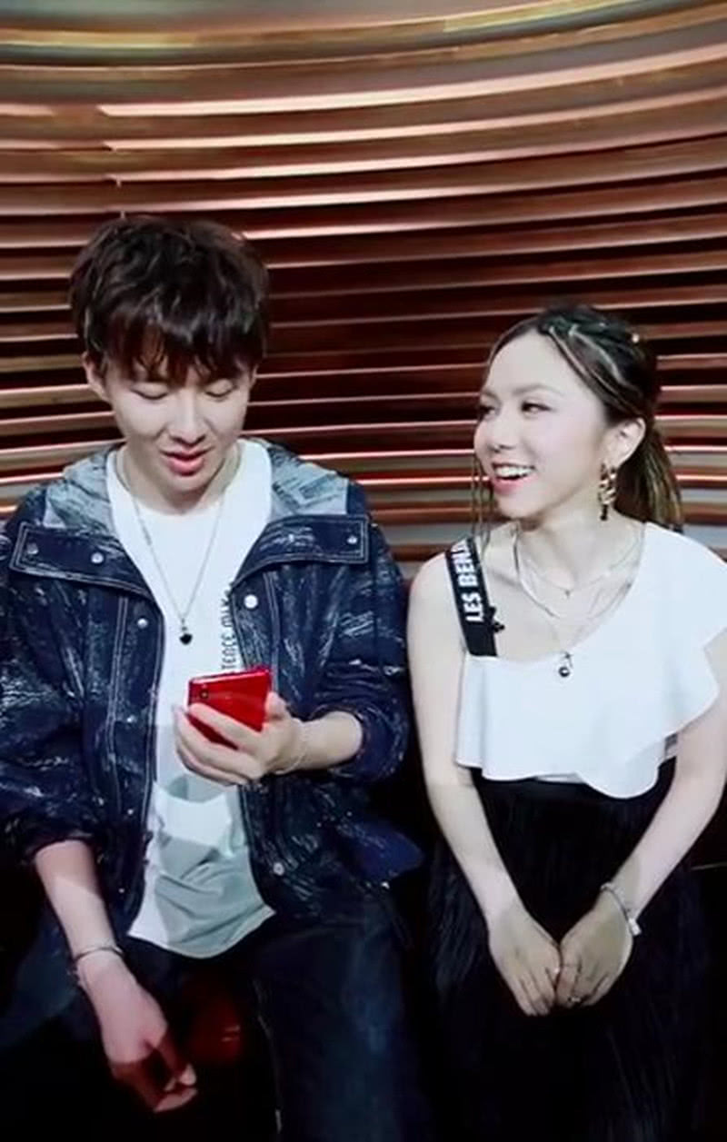 摩登兄弟刘宇宁厉害了!和薛之谦同台长腿太抢