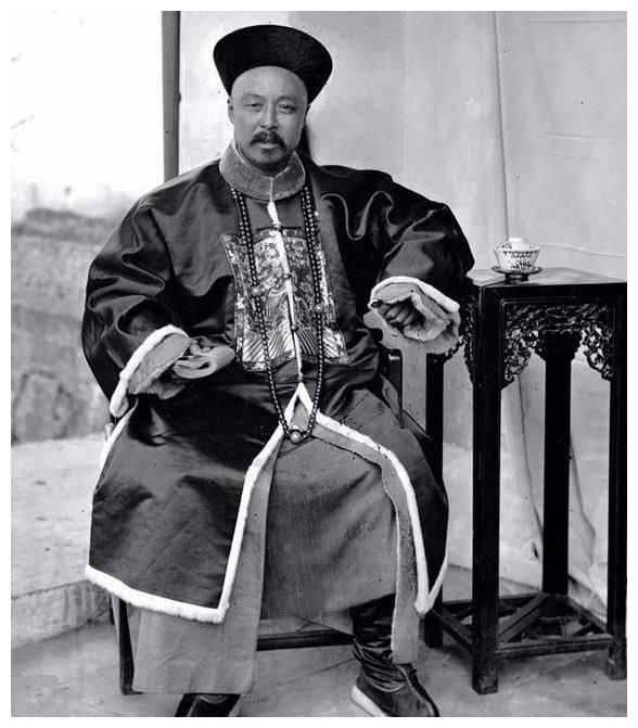 清朝老照片:真实的官员长这样，别被电视剧给骗了!