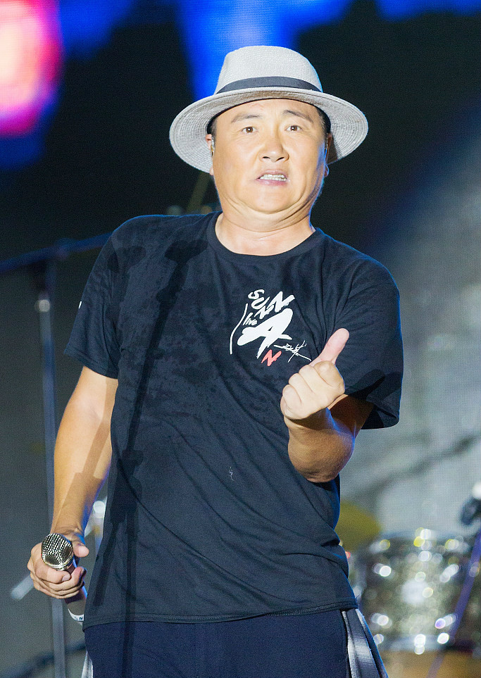 孙楠出席某音乐节闭幕式 现场万名观众齐挥国