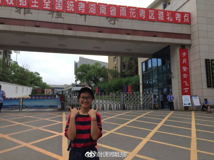 长沙00后学霸美女特意坐4小时飞机从新加坡回