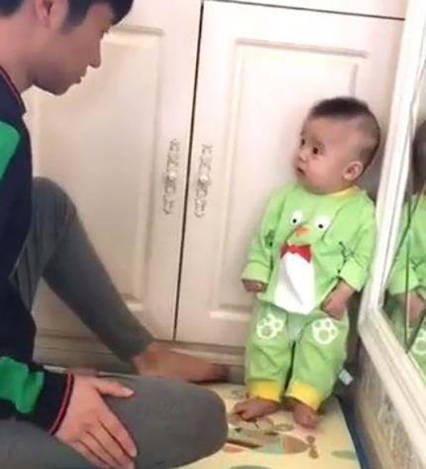 1岁宝宝随地尿尿被爸爸抓住, 靠墙站直教育时