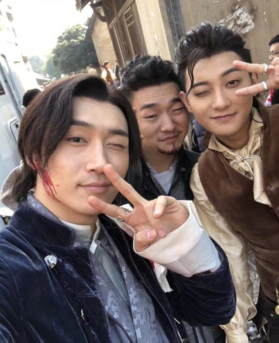 黄子韬幼儿园合照被同学曝出,凭借黑眼圈一眼