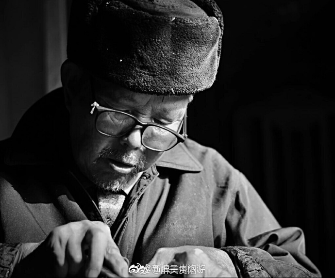 贵州匠心-- 雕刻傩面具的苗族老工匠