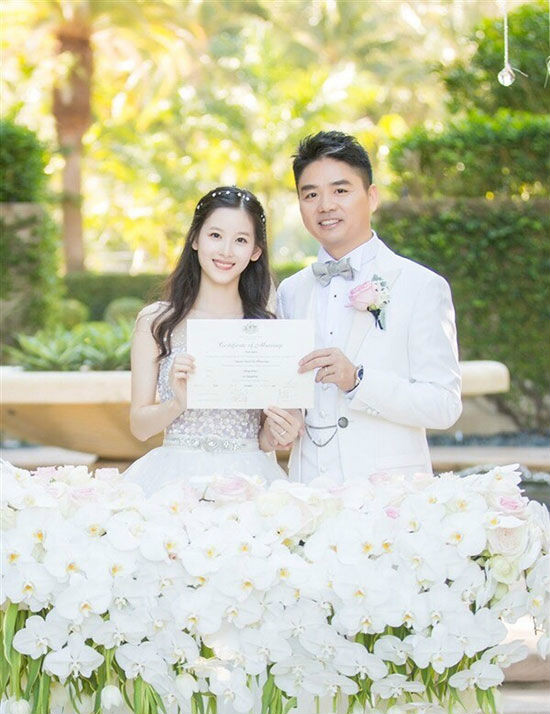 奶茶妹妹章泽天在京东家宴上,看刘强东帅气发