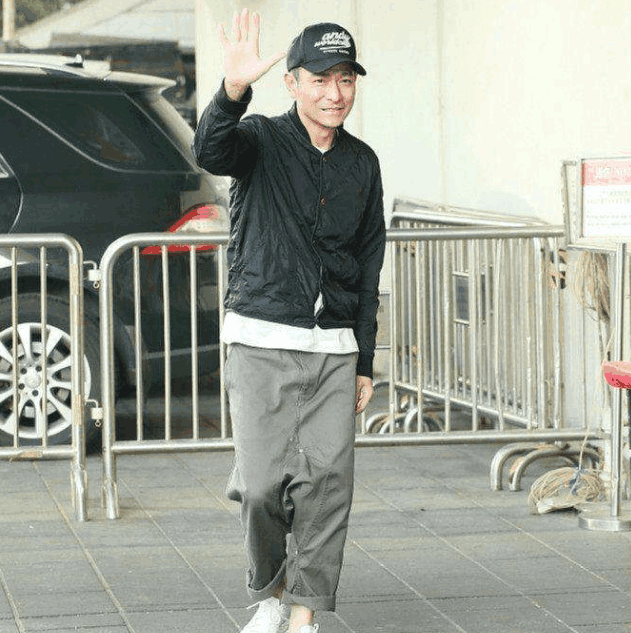 吐槽道:华仔穿这身衣服年青了良多,完全没有和周星驰同龄人这么老!