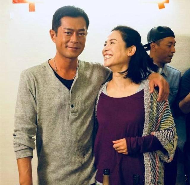 恋情曝光?古天乐与宣萱亲密搂肩,两人贴耳热聊,萱萱眼神好柔情